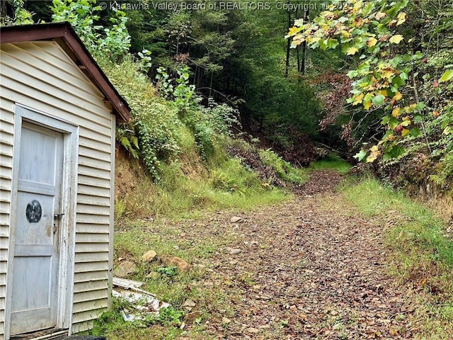 view of yard featuring an outbuilding