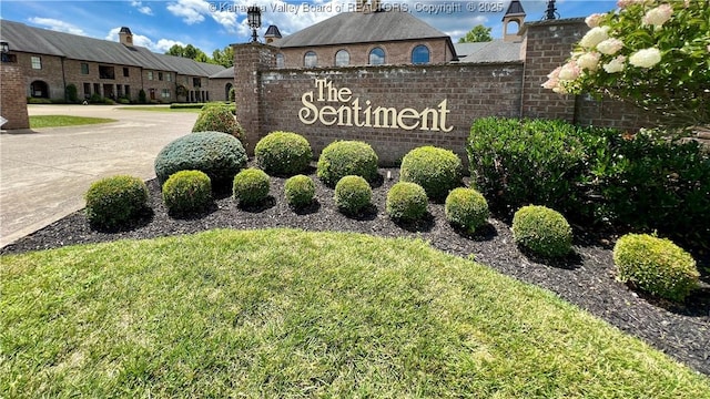 community sign with a yard