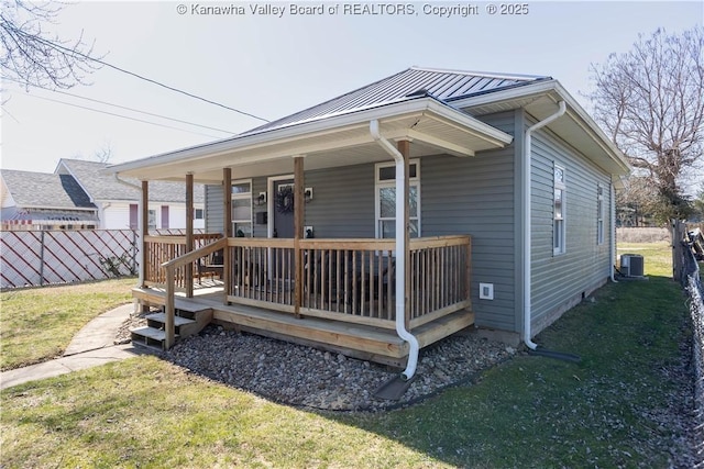 view of front of home featuring fence, central AC unit, a porch, and a front yard