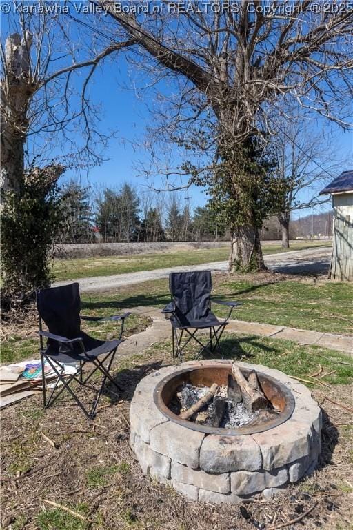 view of yard featuring an outdoor fire pit