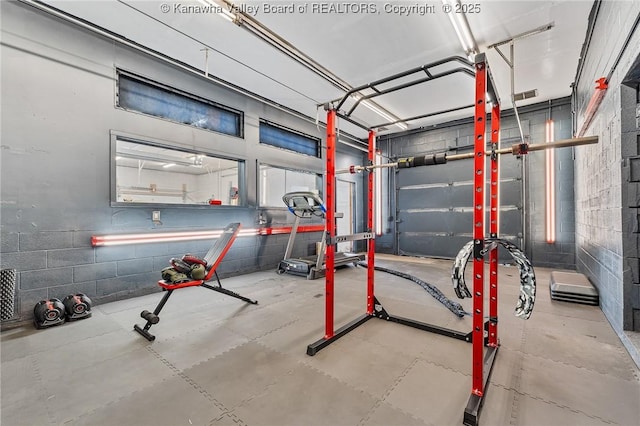 garage featuring concrete block wall