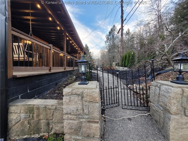 exterior space featuring driveway