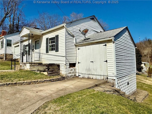 view of side of home featuring a lawn