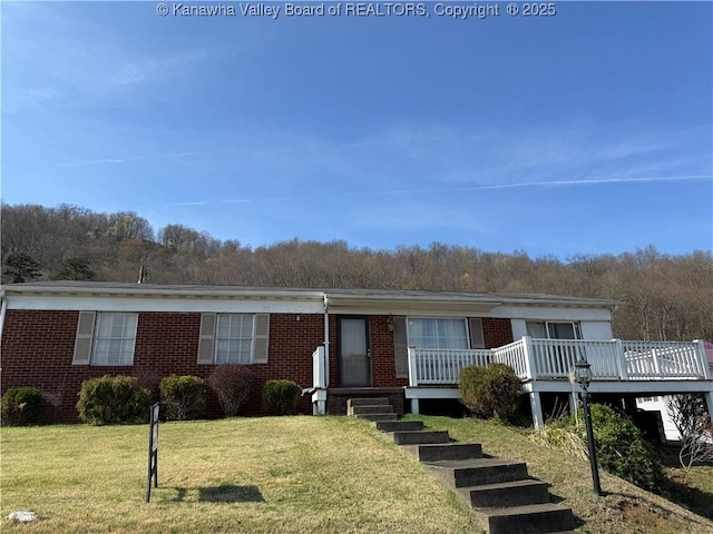 view of front of house featuring brick siding and a front lawn