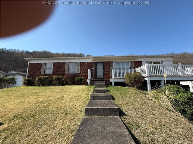 view of front of property featuring brick siding and a front yard