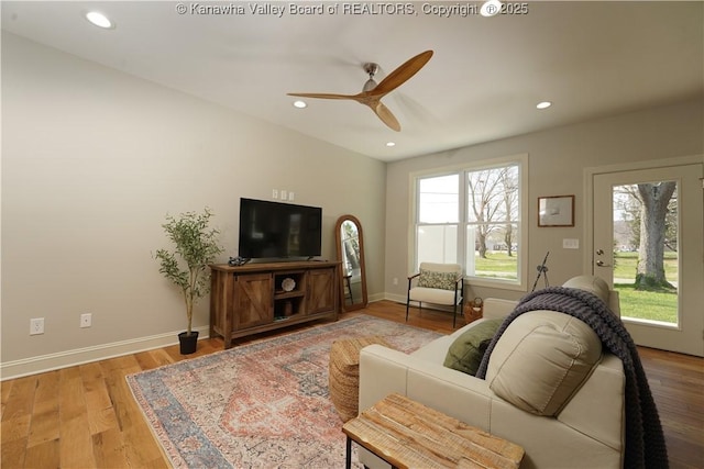 living area featuring light wood finished floors, baseboards, a ceiling fan, and recessed lighting
