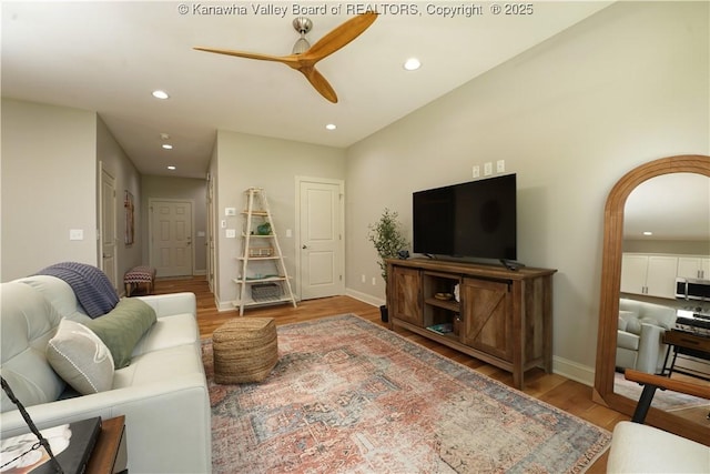 living room with recessed lighting, light wood-style flooring, baseboards, and ceiling fan