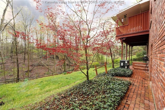 906 Hughes Dr, Saint Albans, WV 25177 - view of yard featuring a balcony