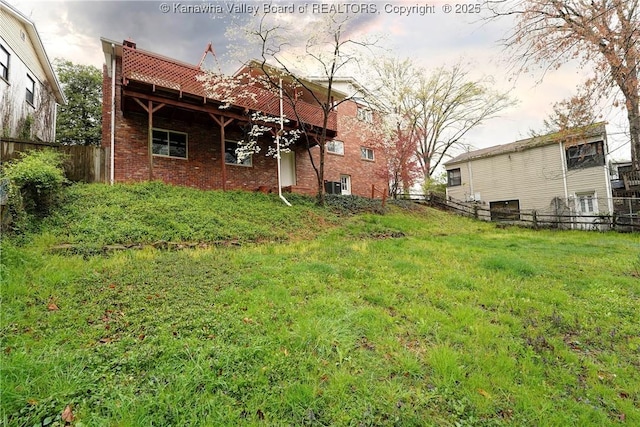 906 Hughes Dr, Saint Albans, WV 25177 - view of yard with fence