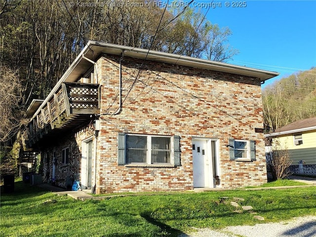 view of front of property featuring a front yard and brick siding