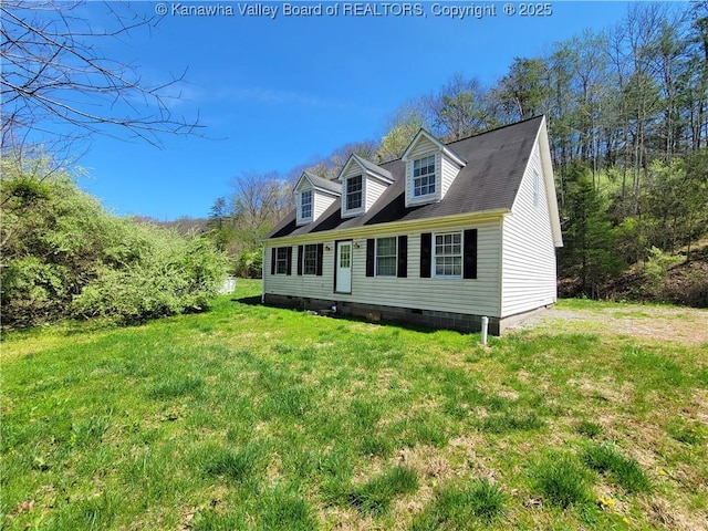 view of front of property featuring crawl space and a front lawn