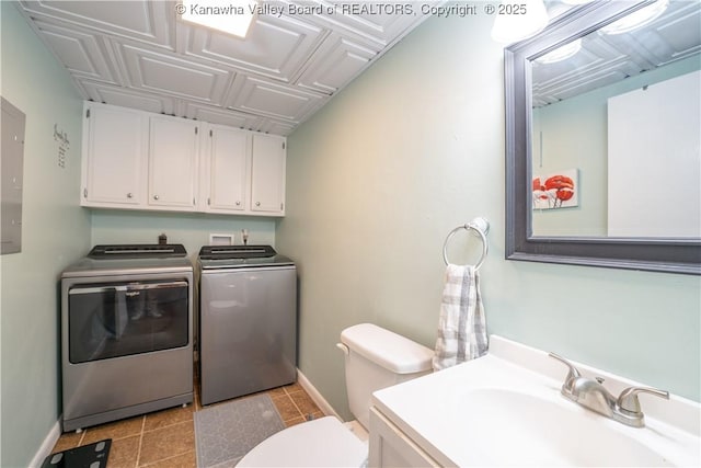 half bathroom with baseboards, washing machine and dryer, toilet, and vanity