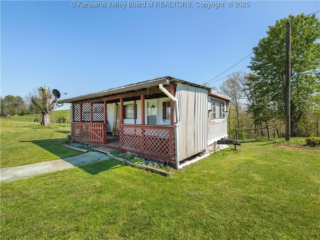 view of front of home featuring a porch and a front lawn