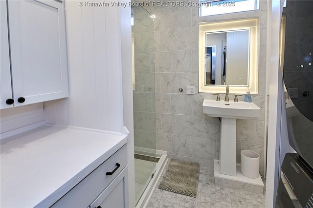full bathroom featuring tiled shower