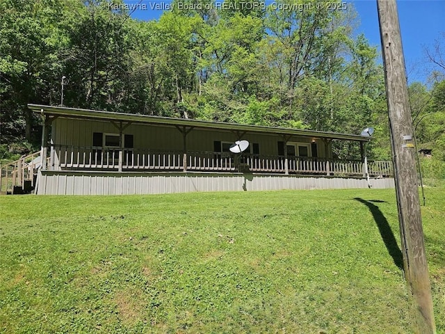 view of front facade featuring a front lawn