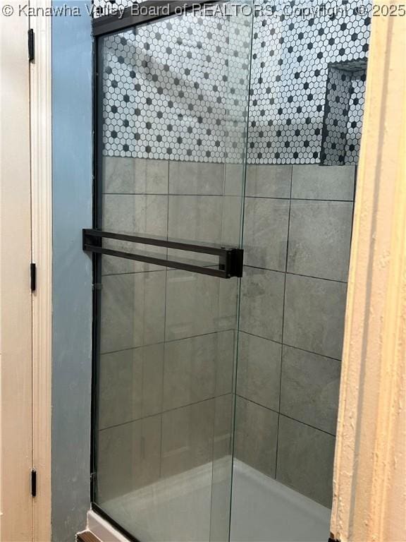 full bathroom featuring a shower stall