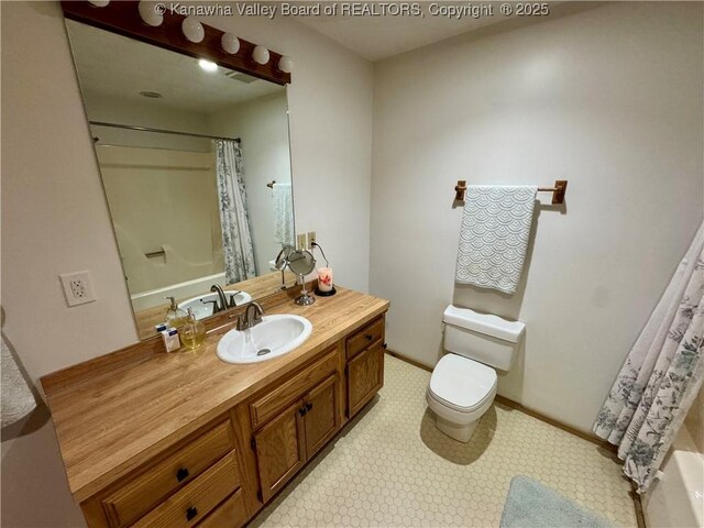 full bathroom featuring vanity, toilet, and a shower with shower curtain