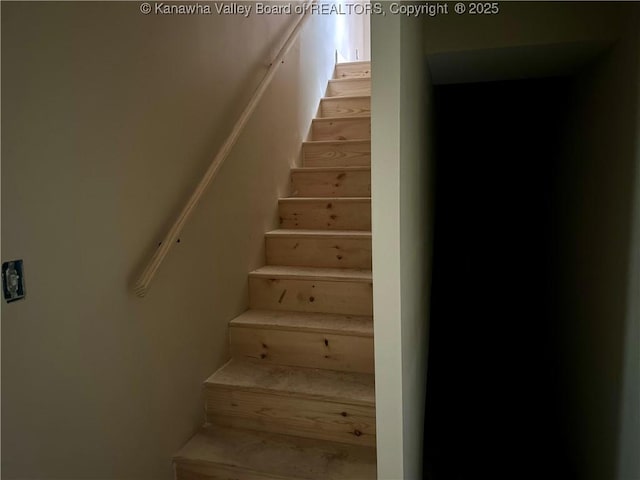 405 Crestview Dr, Charleston, WV 25302 - view of staircase