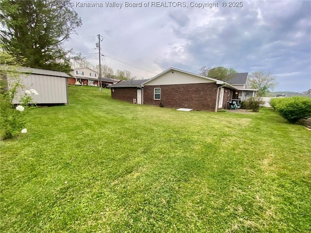 view of yard featuring an outdoor structure and a storage shed