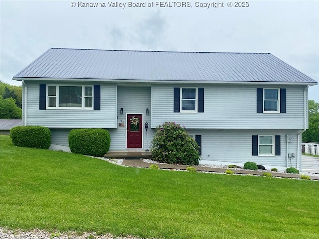bi-level home featuring a front yard