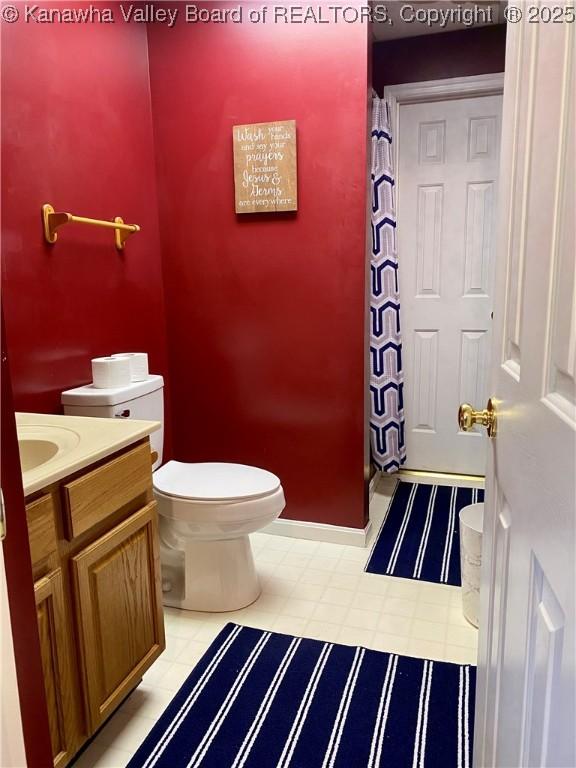 full bath with toilet, a shower with shower curtain, and vanity