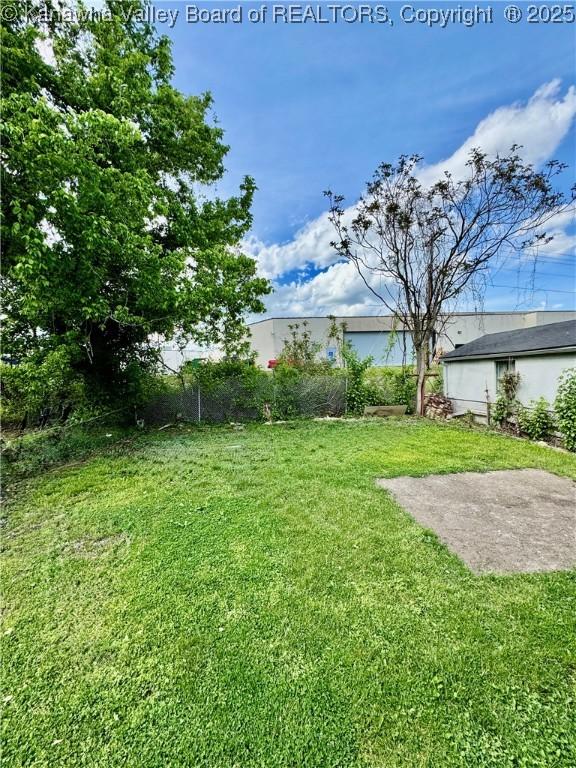 view of yard with a patio