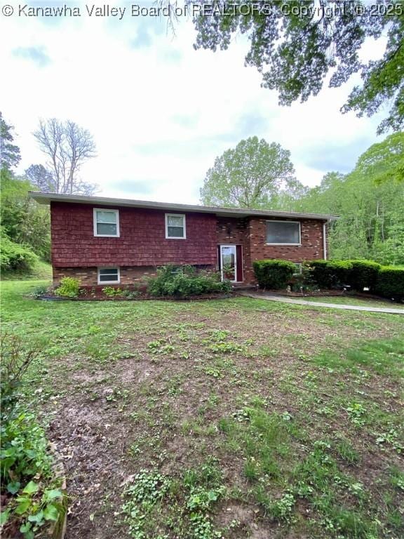 split foyer home featuring a front lawn