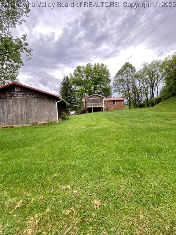 view of yard featuring an outdoor structure
