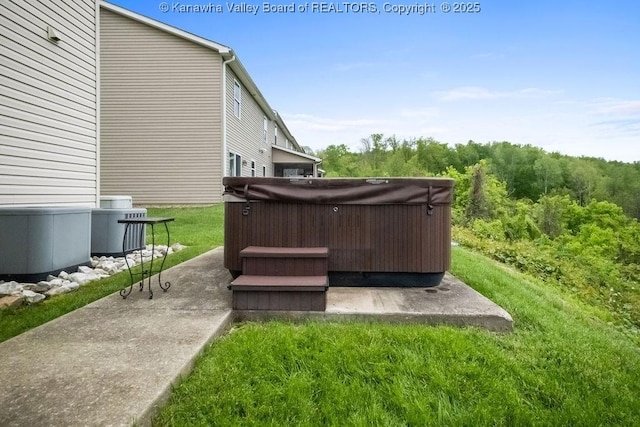 view of yard featuring a hot tub and a patio area