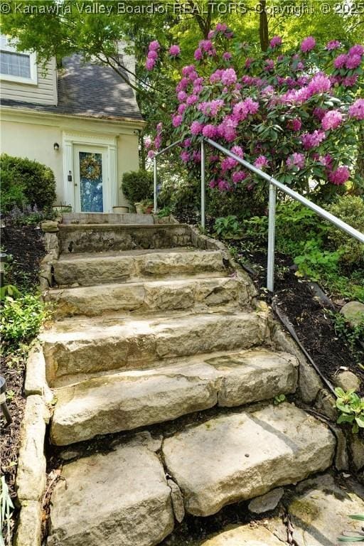 1518 Dogwood Rd, Charleston, WV 25314 - view of staircase