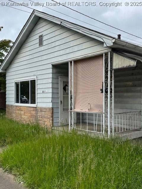 311 1/2 Westmoreland Dr, Charleston, WV 25302 - view of front facade with stone siding