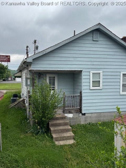 311 1/2 Westmoreland Dr, Charleston, WV 25302 - rear view of property featuring a yard