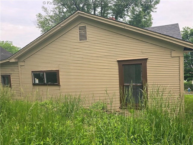 1620 Red Oak St, Charleston, WV 25387 - view of side of property featuring a shingled roof