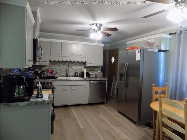 101 Ebony Dr, Cross Lanes, WV 25313 - kitchen with stainless steel appliances, ceiling fan, a sink, crown molding, and tasteful backsplash