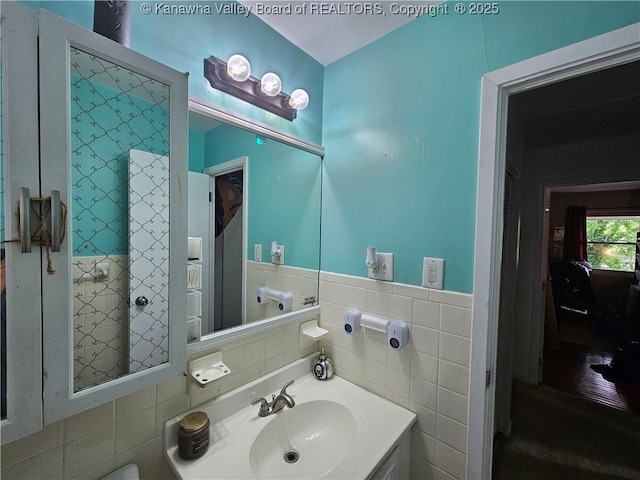 1000 Park Dr, Dunbar, WV 25064 - bathroom featuring a sink and tile walls
