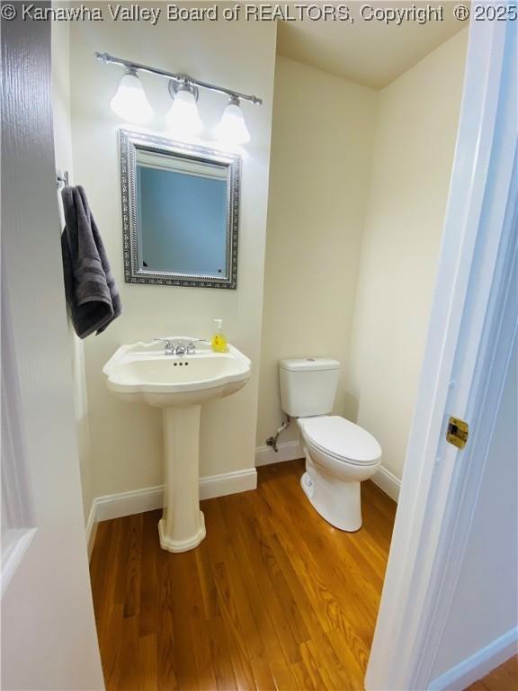 516 Woodbridge Dr, Charleston, WV 25311 - bathroom featuring wood finished floors, toilet, and baseboards