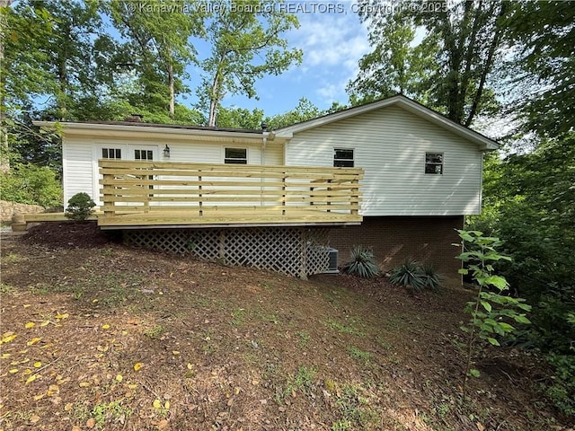 2 Stephanie Ln, Saint Albans, WV 25177 - back of property with a deck
