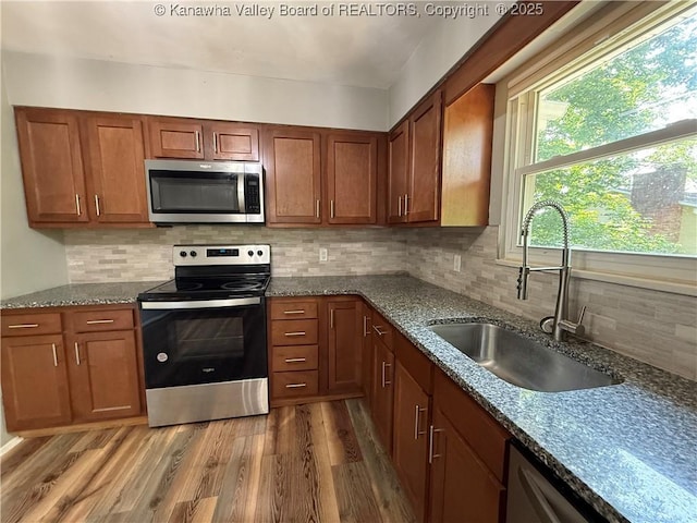 2 Stephanie Ln, Saint Albans, WV 25177 - kitchen featuring stainless steel appliances, a sink, brown cabinetry, and light wood-style flooring