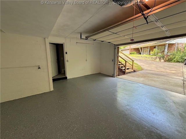 2 Stephanie Ln, Saint Albans, WV 25177 - garage with concrete block wall