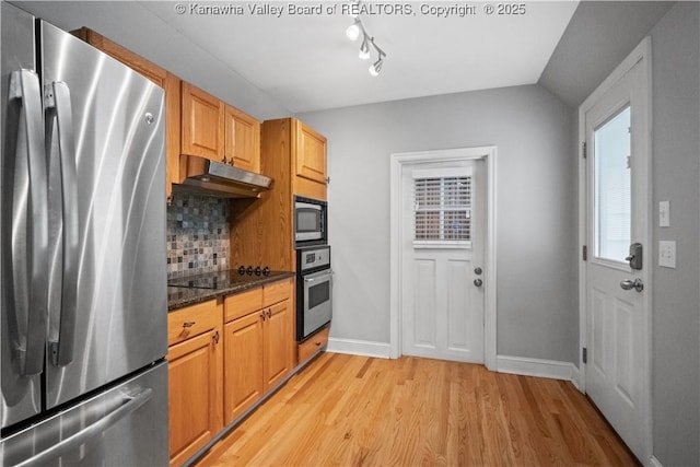 102 49th St SE, Charleston, WV 25304 - kitchen featuring stainless steel appliances, under cabinet range hood, light wood finished floors, decorative backsplash, and baseboards