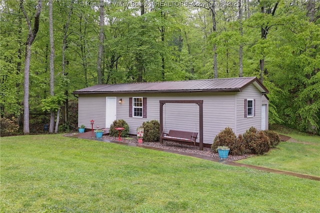 3282 Greenview Rd, South Charleston, WV 25303 - view of front facade featuring a front yard, metal roof, and a wooded view