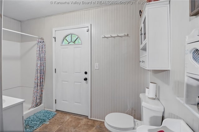 3282 Greenview Rd, South Charleston, WV 25303 - full bath with curtained shower, toilet, and baseboards