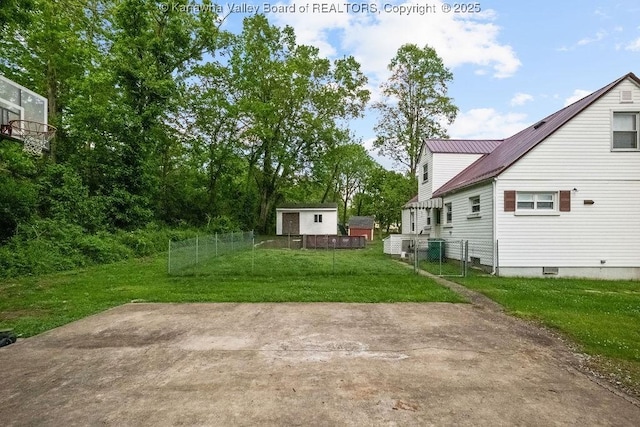 view of yard featuring an outdoor structure