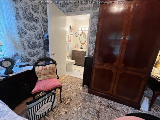 103 Chestnut Dr, Peytona, WV 25154 - bedroom with wallpapered walls and ensuite bath
