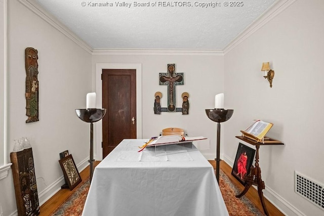 606 Fort Hill Dr, Charleston, WV 25314 - dining area featuring wood finished floors, a textured ceiling, crown molding, and baseboards