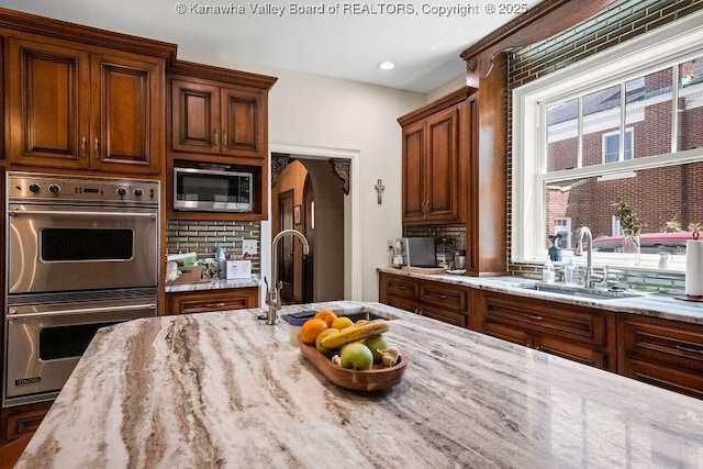 606 Fort Hill Dr, Charleston, WV 25314 - kitchen featuring stainless steel appliances, a sink, backsplash, and recessed lighting