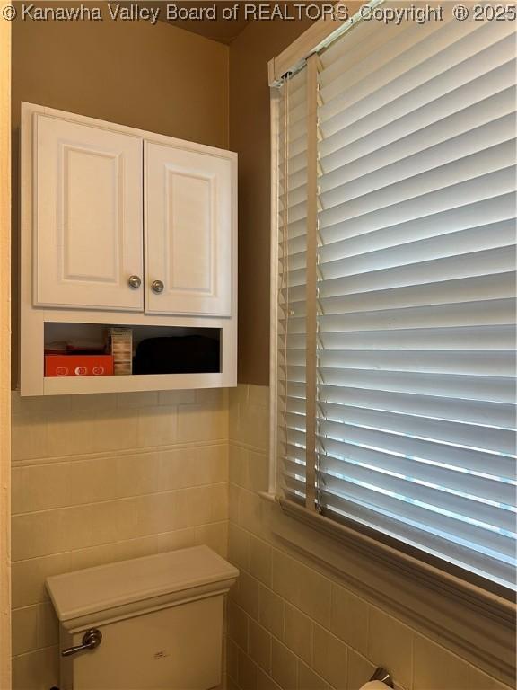 5505 Washington Ave, Charleston, WV 25304 - bathroom with tile walls