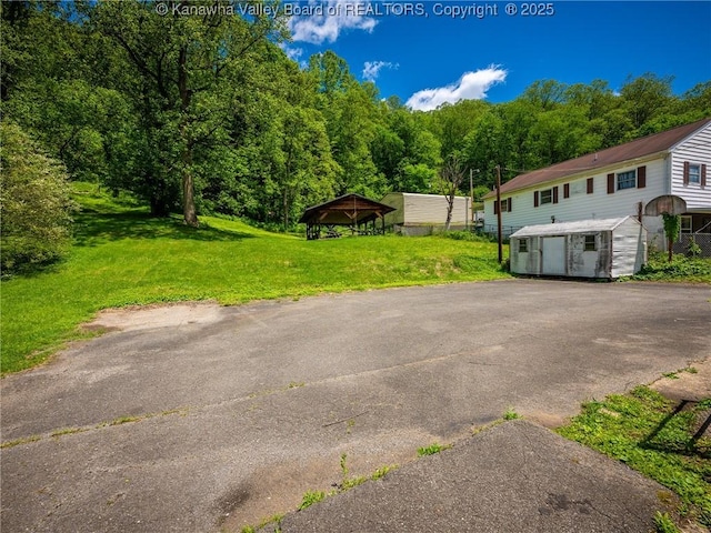 463 Gap View Dr, Charleston, WV 25326 - view of green lawn featuring driveway