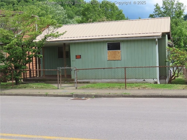 1023 2nd Ave, Montgomery, WV 25136 - photo 1