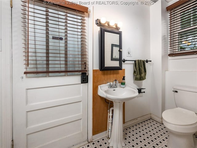 657 Beech Ave, Charleston, WV 25302 - bathroom featuring toilet and baseboards